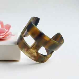 Brazaletes de cuerno de búfalo tallados a mano, artesanía natural, joyería étnica para mujer, accesorios artesanales, estilo tradicional elegante y para uso diario. - Product Image 3