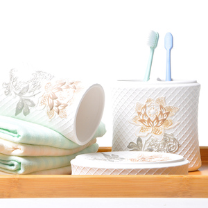 Set di 5 Accessori per il Bagno in Ceramica Bianca Opaca con Motivo Floreale in Rilievo JIA SHUN - Product Image 2