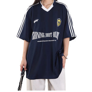 T-shirt unisexe décontracté à manches courtes en jersey à col en V et trois bandes, style vintage, pour couple, idéal pour le sport et le streetwear estival - Product Image 1