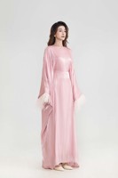 OEM Kundenspezifisches Logo Bescheidenes Elegantes Muslimisches Damenkleid aus Satin mit Weiten Ärmeln und Federverzierten Manschetten in Voller Länge