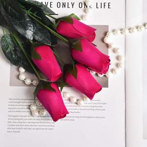 Boccioli di Rose Artificiali Popolari, Mazzo da 8 Pezzi Rossi e Bianchi, Rose di Legno per Decorazioni di San Valentino, Fiori Artificiali - Product Image 2