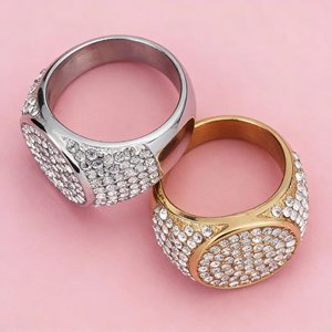 Anello da Uomo in Acciaio Inossidabile con Borchie e Diamanti - Product Image 1