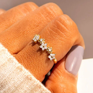 Delicato Anello con Piccoli Fiori per Donne, Gioiello Floreale Dolce per Uso Quotidiano - Product Image 6