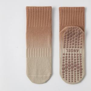Chaussettes de yoga et de pilates d'intérieur antidérapantes à rayures dégradées pour femmes en gros - Product Image 5