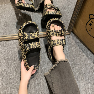 รองเท้าแตะสไลด์ลายเสือดาวสำหรับผู้หญิง ใส่สบาย แฟชั่น ทันสมัย เปิดนิ้วเท้า พื้นรองเท้า EVA นุ่มสบาย เหมาะสำหรับใส่ในบ้านและนอกบ้าน - Product Image 4