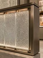 Façade en verre décorative encadrée de profilés en acier inoxydable sur mesure pour devanture de magasin de luxe