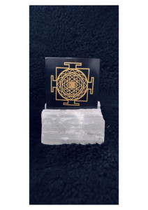 Placa de Carga de Ágata Negra con Diseño Grabado de Kuber Yantra, con Cristal Natural Energético Tallado en Selenita - Product Image 3