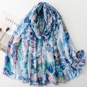 Voile long en polyester fin pour femme, motif floral peint à la main, estampage à chaud, coloré, protection solaire, idéal pour le voyage, collection Printemps-Été - Product Image 2