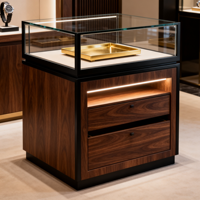 Comptoir de caisse moderne en noyer foncé avec vitrine intégrée, bureau de réception en forme de L avec tiroirs de rangement pour magasin de montres