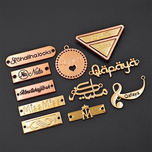 Etiquetas Metálicas con Diseño de Abaya en Relieve, Placas de Marca Personalizadas, Etiquetas Metálicas para Bolsos, Logotipo de Letras Metálicas para Ropa - Product Image 4