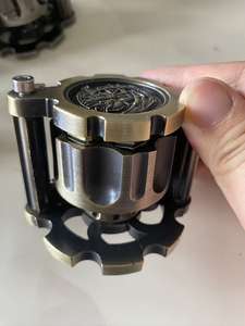 Dado Metálico Poliédrico 7 en 1 con Forma de Bala, Contenedor Giratorio Tipo Cilindro de Revólver para Juegos de Mesa con Temática de D&D, Ciencia Ficción, Guerra y Crimen - Product Image 4