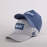 Casquette de golf athlétique 5 panneaux perforée au laser, légère, respirante, à séchage rapide, avec patch en PVC caoutchouc et logo personnalisé