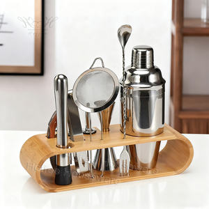 <span class=keywords><strong>Prix</strong></span> promotionnel Ensemble de 10 shakers à cocktail noir argenté avec support en bois de bambou et kit de <span class=keywords><strong>martini</strong></span> en acier inoxydable 304 pour bars - Product Image 1
