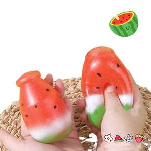 Jouet créatif à presser en forme de pastèque de 8,5 cm en TPR, bouteille de boisson, cadeau pour enfants et adultes, amusant et anti-stress - Product Image 1
