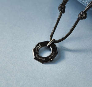 Collar de Acero Inoxidable con Colgante Octagonal Geométrico y Cordón de Cuero Personalizado con Nombre de Familiares o Mensaje para Papá o Novio - Product Image 3