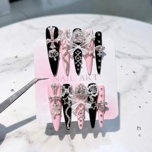Unghie Finte Press-on All'ingrosso, Misura Grande Extra Lunga, Stiletto Gotico con Charm Argentato, Riutilizzabili, Fatte a Mano, Lusso, per Feste - Product Image 1