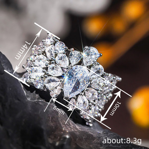 Anello dal Design a Goccia Elegante per Donne - Product Image 4