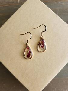 Boucles d'oreilles en résine fabriquées en Inde, bijoux fantaisie pour un usage quotidien, cadeau pour femmes et filles, disponibles à la vente. - Product Image 6