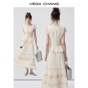Ensemble deux pièces VEGA CHANG blanc pour femme, col en V, manches volantées, plis verticaux, boutons, taille haute, cordon de serrage à pompons - Product Image 2