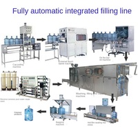 Machine de remplissage automatique trois-en-un pour la production de boissons en bouteille d'eau minérale en Chine 100 kg