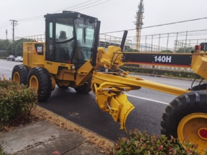 รถเกรดเดอร์ Caterpillar 140H มือสอง พร้อมระบบไฮดรอลิก ควบคุมทิศทางด้วยระบบไฮดรอลิก และอุปกรณ์ขูดถนนครบชุด - Product Image 2