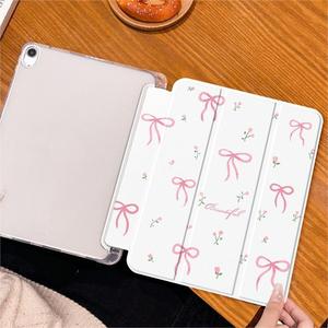 เคสสำหรับ iPad รุ่นที่ 11 ปี 2025 (11 นิ้ว) แบบใส พับได้สามตอน ทำจากซิลิโคน ลายโบว์สีชมพู ป้องกันการกระแทก - Product Image 1