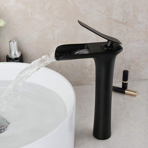 Grifos <span class=keywords><strong>de</strong></span> caño <span class=keywords><strong>de</strong></span> cascada para lavabo <span class=keywords><strong>de</strong></span> baño, grifería <span class=keywords><strong>de</strong></span> agua montada en cubierta, color negro - Product Image 1
