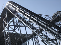 Bande transporteuse à parois latérales ondulées de haute qualité JUXIN pour opérations d'élévation de matériaux à angle vertical élevé dans l'industrie minière