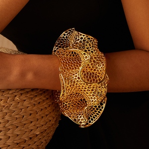 Vàng Sang Trọng Mạ Đồ Nư Sáng Bóng Nhăn Hoa Vòng Đeo Tay Cho Phụ Nữ Thiết Kế Độc Đáo Thời Trang Cá Nhân Đồ Trang Sức Brass Bangles - Product Image 6