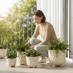 Pot de fleurs moderne en céramique sur trépied, <span class=keywords><strong>pour</strong></span> intérieur et extérieur, avec trous de drainage, finition émaillée, durable, lot de plusieurs. - Product Image 2