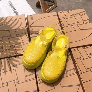 Sandal Wanita Sol Tebal 2025 Retro Roman <span class=keywords><strong>Jelly</strong></span> <span class=keywords><strong>Shoes</strong></span> Desain Platform Slip-On PVC EVA Kasual Baotou Sepatu Wanita - Product Image 5