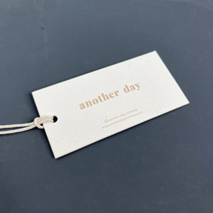 Étiquettes suspendues en papier de coton naturel personnalisées et écologiques - Étiquettes minimalistes avec impression de texte pour vêtements - Product Image 5