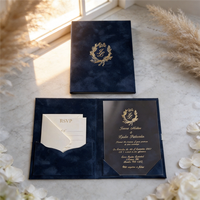 Set Undangan Pernikahan Folio Hardcover Beludru Biru Dongker Mewah yang Dipersonalisasi dengan Embos Foil Emas dan Amplop Akrilik