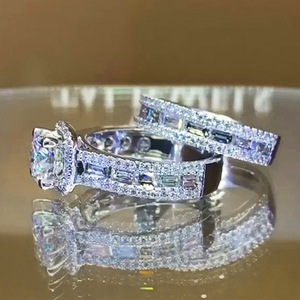 Anello di Fidanzamento F1116 con Diamante, Oro Bianco, Taglio Brillante Rotondo, Diamante Naturale Colore D, Montatura Halo - Product Image 3