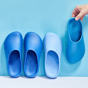 Zapatos <span class=keywords><strong>de</strong></span> <span class=keywords><strong>Goma</strong></span> Antideslizantes <span class=keywords><strong>con</strong></span> Punta Cerrada para Hombre y Mujer, Zuecos Quirúrgicos Transpirables para Quirófano, Venta al por Mayor para Verano - Product Image 1