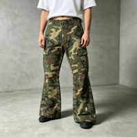 Pantalon cargo évasé camouflage à effet éclaboussures de peinture pour hommes, avec panneau latéral à rayures tigrées contrastantes, taille haute, coupe bootcut, style streetwear, logo personnalisé, vente en gros