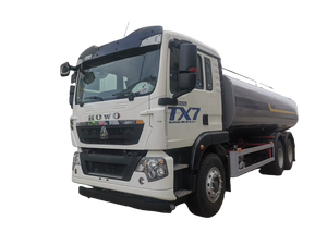 Camion-citerne à eau Howo 6x4 de 20 000 litres, diesel, norme Euro 3, Poids total autorisé en charge (PTAC) de 18 000 kg, pour arrosage et pulvérisation - Product Image 1