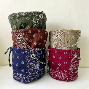 Borsa a tracolla trapuntata a forma di bandana <span class=keywords><strong>con</strong></span> <span class=keywords><strong>catena</strong></span>, borsa tote spaziosa <span class=keywords><strong>con</strong></span> stampa Paisley per donna, borsa a spalla imbottita estetica - Product Image 1