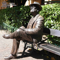 Escultura de Bronce Moderna de un Hombre Sentado en un Banco Leyendo, Estilo Urbano, Personalizada