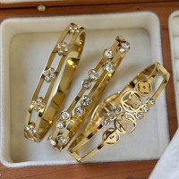 Set Gelang QISEN Trendy Berlapis Emas 18K Motif Empat Daun Semanggi untuk Wanita, Perhiasan Gelang Bunga CZ Mewah dari Baja Tahan Karat