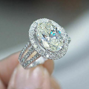 Anello scintillante con taglio ovale per donna, gioielli da dito classici ed eleganti - Product Image 1