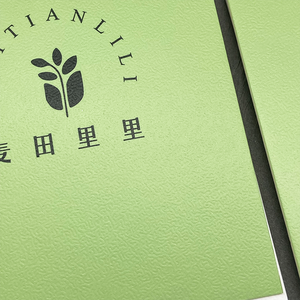 Etiquetas en relieve de marca personalizada de alta calidad, etiquetas colgantes de papel ecológicas reciclables con estampado en caliente para bolsos de ropa, zapatos - Product Image 5