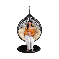 Fauteuil suspendu en rotin en forme d'œuf pour patio, avec coussin et support métallique, vente en gros pour fabricants de meubles