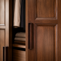 Armoire de chambre intégrée en noyer foncé sur mesure avec portes à battants à panneaux surélevés, placard en bois de style classique moderne