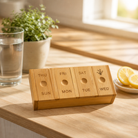 Boîte de rangement pour pilules en bois naturel avec couvercle coulissant et fermeture magnétique, organiseur de comprimés quotidien avec compartiments pour les voyages et la maison
