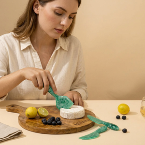 Elegante Juego de Cuchillos para Queso de Resina con Textura de Mármol, Apto para Lavavajillas, Ecológico, Portátil, para Uso Doméstico y en Restaurantes - Product Image 1