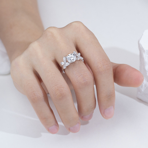 Anillo de diamantes cultivados en laboratorio de oro blanco de 18 quilates Messi Jewelry MSR-2022 para mujer - Product Image 4