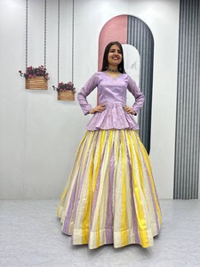 Ensemble Lehenga Choli en Soie Jacquard pour Femme, Meilleures Ventes, Idéal pour Réceptions Nuptiales, Festivals et Célébrations Ethniques, Disponible à la Vente - Product Image 2