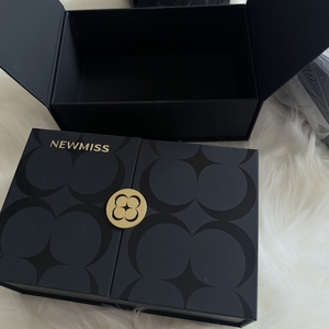 Caja Rígida NEWMISS con Cierre Magnético, Embalaje Cosmético de Cartón Negro con Logotipo Dorado Estampado en Caliente, Forma Rectangular - Product Image 2