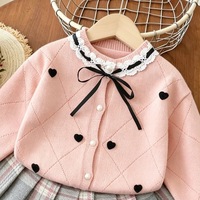 Ensemble de vêtements pour petites filles, automne-hiver, pull en tricot à motif cœur, col en dentelle, cardigan à nœud et jupe plissée à carreaux, tenue douce en deux pièces